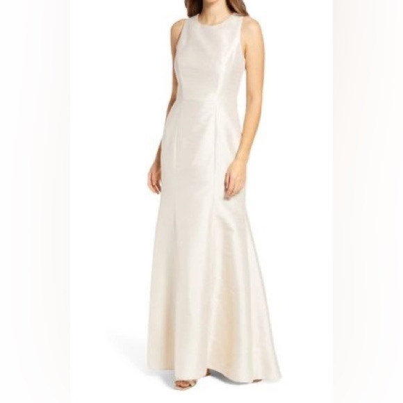 NWT Alfred Sung D747 V Neck Cutout Back Bridesmaid Dress SZ 8